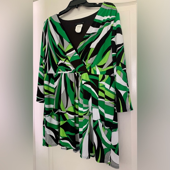 Tiana B Women’s Blouse XL Multicolor Green Black Top V neck Wrap Tropical Style - Picture 2 of 10